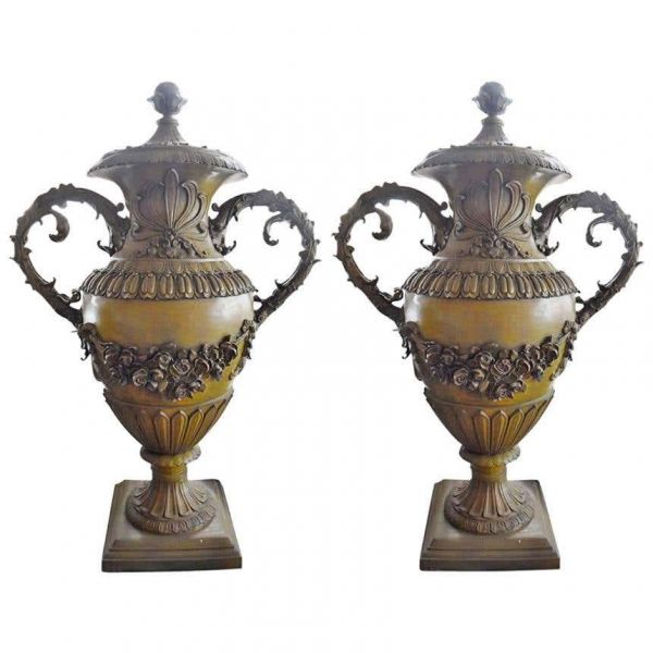 Un par de urnas decorativas de bronce de gran tamaño