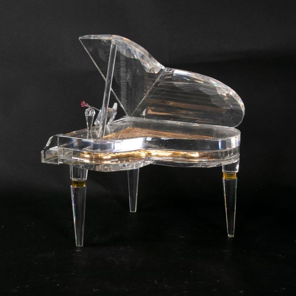 Escultura de un piano de cristal