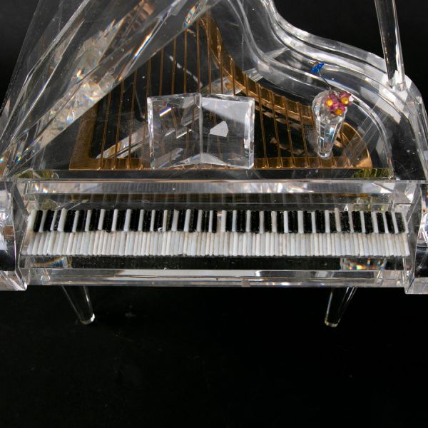 Escultura de un piano de cristal