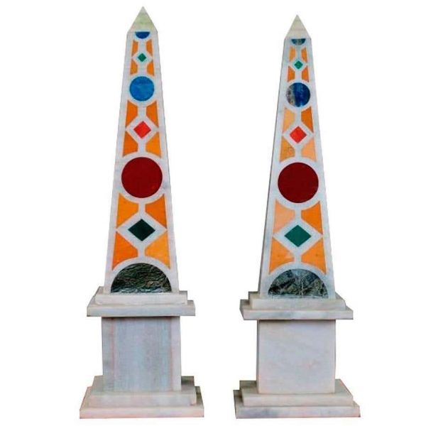Pareja de obeliscos de mármol con malaquita Pietre Dure italiana y mosaico de lapislázuli. 