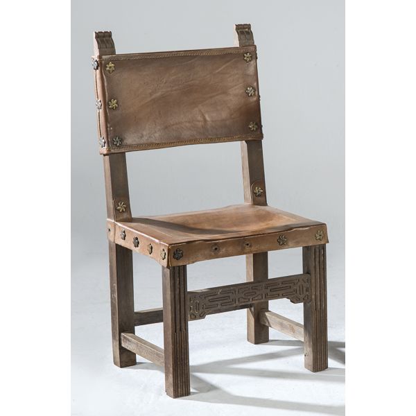 Silla de estrado con asiento y respaldo de cuero, siguiendo modelos del siglo XVI