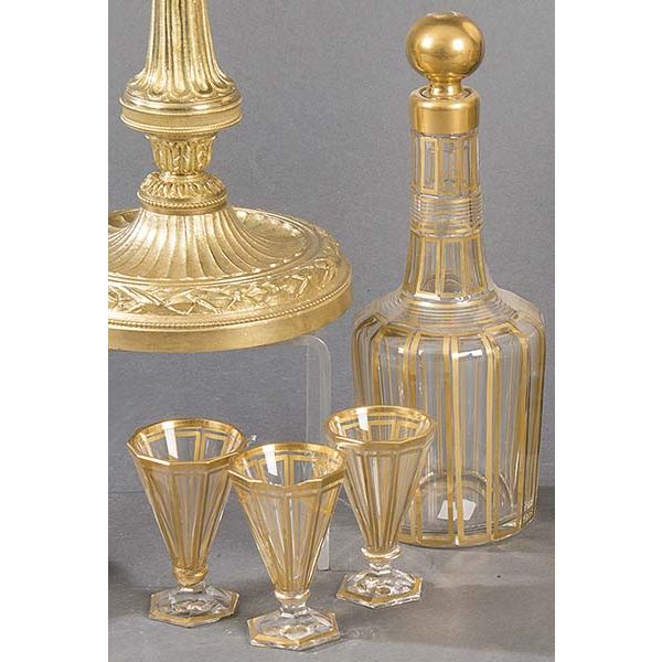 Licorera y cinco copas con decoración dorada