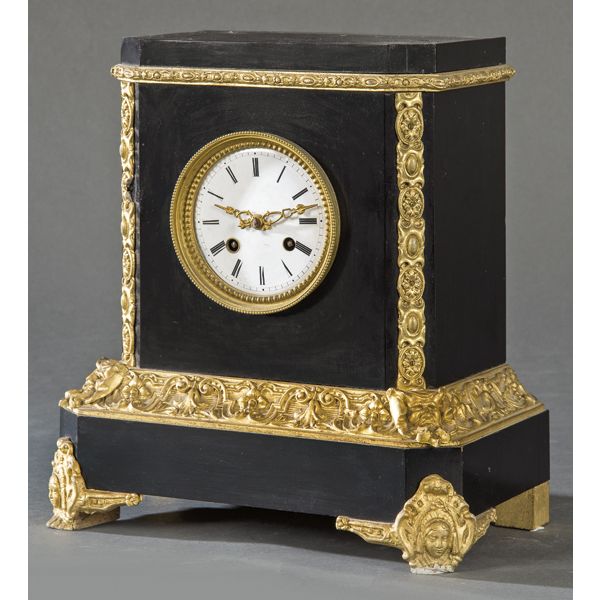 Reloj de sobremesa Napoleón III en madera ebonizada, con molduras y patas en madera tallada y dorada. Francia, segunda mitad S. XIX