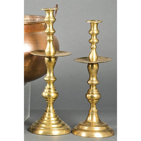 Pareja de candeleros de altar en bronce dorado