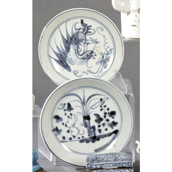 Dos platos de porcelana china procedentes de pecios en azul y blanco