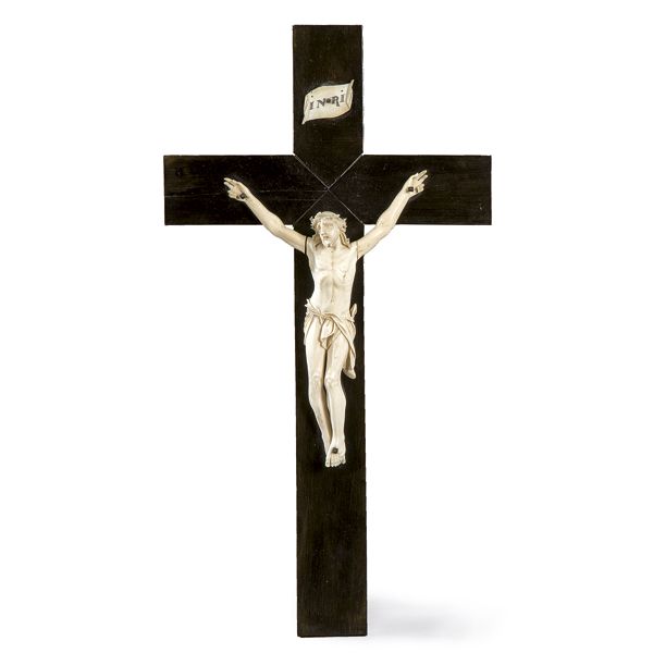 Cristo de marfil con cruz de ébano