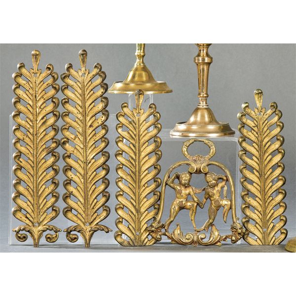 Dos parejas de bronces con decoración vegetal y otro en forma de campana con dos niños S.XIX.