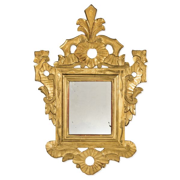 Marco de espejo en madera tallada, calada y dorada.
Finales S. XVIII