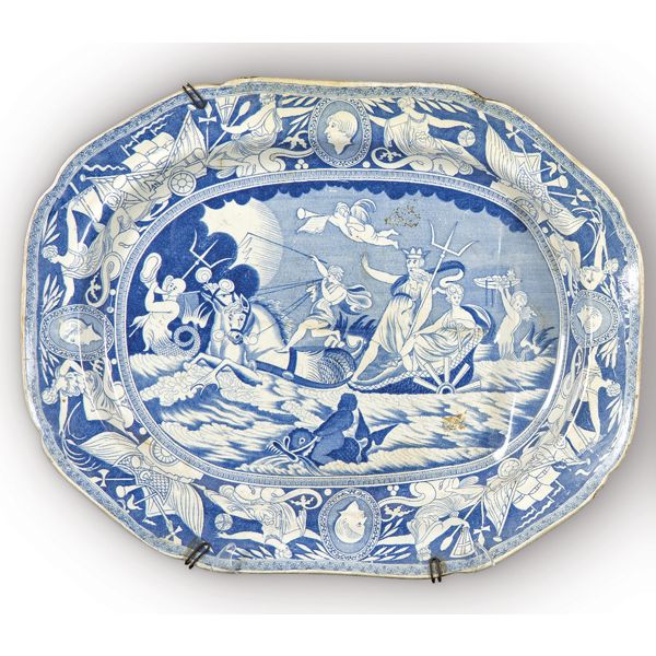 Fuente para carne con escena mitológica en loza estampada en azul y blanco. Inglaterra, principios S. XIX