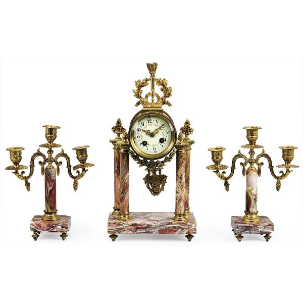 Reloj de sobremesa con guarnición de bronce y mármol rosa, estilo Luis XVI