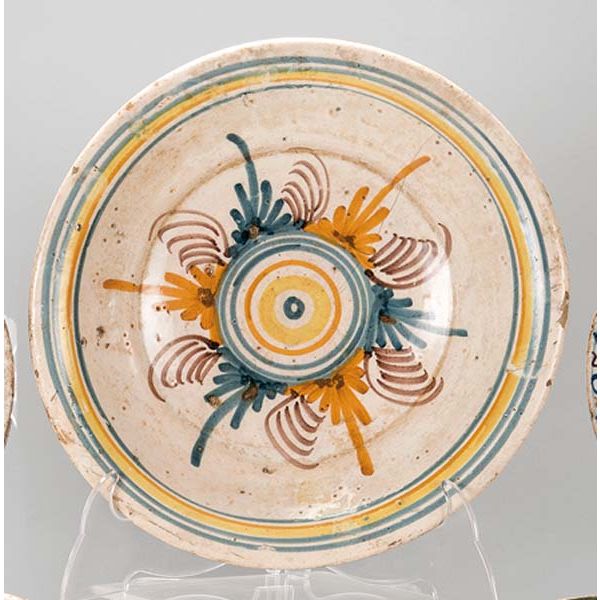 Plato de cerámica esmaltada de Talavera-Puente, siglo XVIII