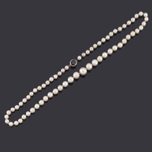 Collar de perlas con zafiro talla oval
