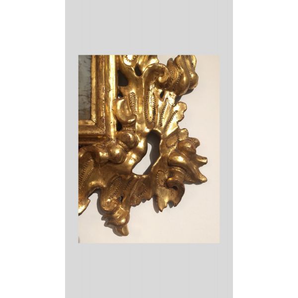 Pareja de cornucopias en madera tallada y dorada, trabajo español principios siglo XVIII.