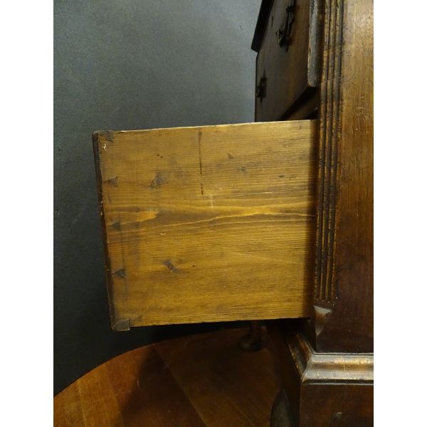 Low-boy inglés en madera de nogal del siglo XVIII