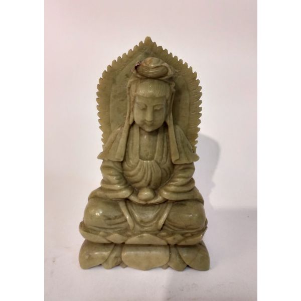 Figura de bodhisattvas tallada en piedra verdosa.
