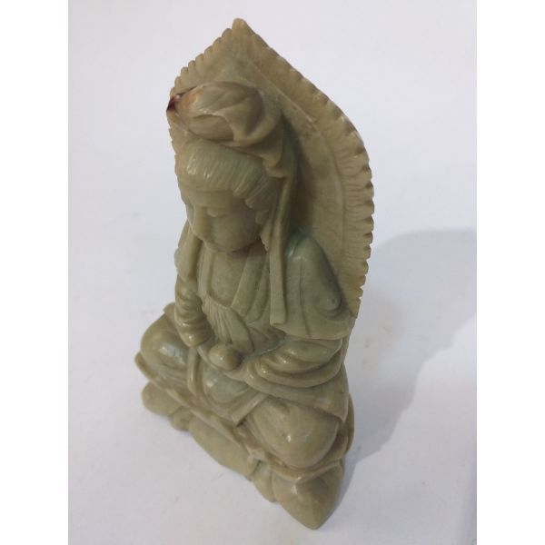 Figura de bodhisattvas tallada en piedra verdosa.