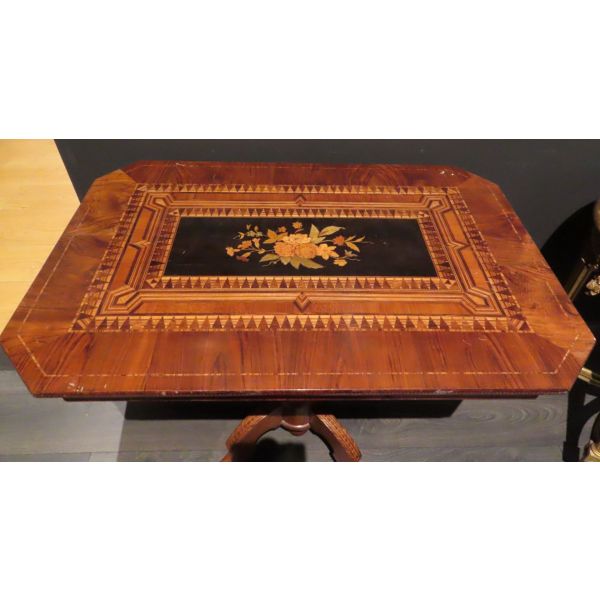 Mesa de centro isabelina madera de nogal con decoración de marquetería España siglo XIX