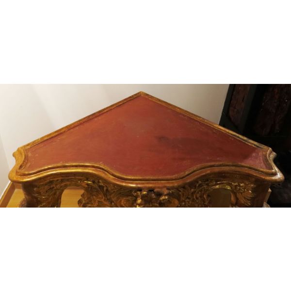 Consola esquinera madera tallada y dorada España siglo XVIII