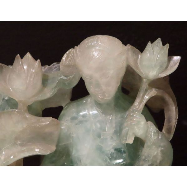 Dama china con lotos en Jadeíta con peana de madera China