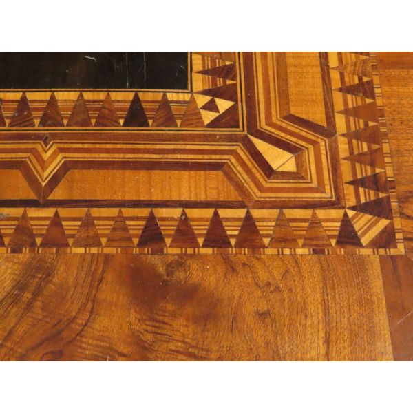Mesa de centro isabelina madera de nogal con decoración de marquetería España siglo XIX