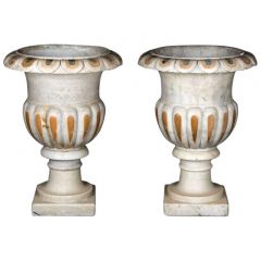 Un par de macetas de mármol talladas a mano al estilo clásico italiano. 79x55x55cm  (AltoxAnchoxProfundo)