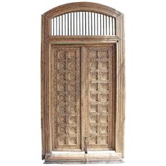 La doble puerta frontal de madera con incrustaciones de hueso del siglo XIX. 