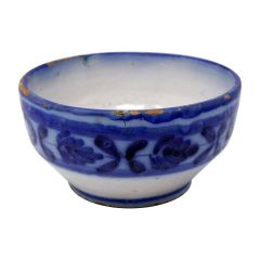 Cuenco blanco de cerámica de Talavera del siglo XIX con decoraciones azules