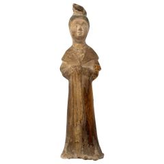 Figura de cerámica de terracota china del siglo XVI de una mujer con un vestido tradicional