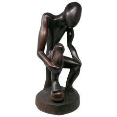 Escultura africana de madera tallada a mano del hombre sentado de los años 70