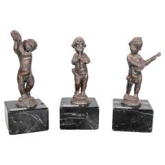 Tres esculturas de niños