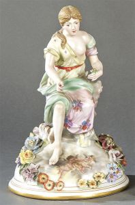 Gran tapa en porcelana alemana con figura de una musa, S. XIX.