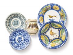 Lote de cuatro platos y una jarra en cerámica esmaltada de Manises.
S. XIX-XX