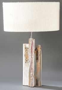 Lámpara de sobremesa diseño en madera decapada y acero S. XX.