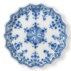 Plato de perfil ondulado en cerámica de Leroy con decoración radial en tonos azules sobre esmalte blanco.
Francia, Marsella, S. XVIII