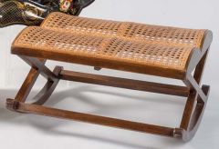 Taburete balancín de madera roble y rejilla, siglo XX