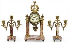 Reloj de sobremesa con guarnición de bronce y mármol rosa, estilo Luis XVI