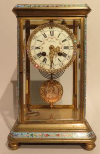 Reloj de sobremesa en bronce y decoración de esmaltes cloisonne, Francia, época Napoleón III hacia 1870