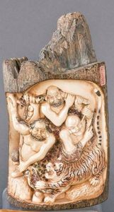 "Monjes con Tigre" tallados en relieve en marfil de mamut y policromados